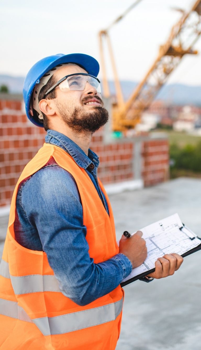 mężczyzna na&nbsp;placu budowy