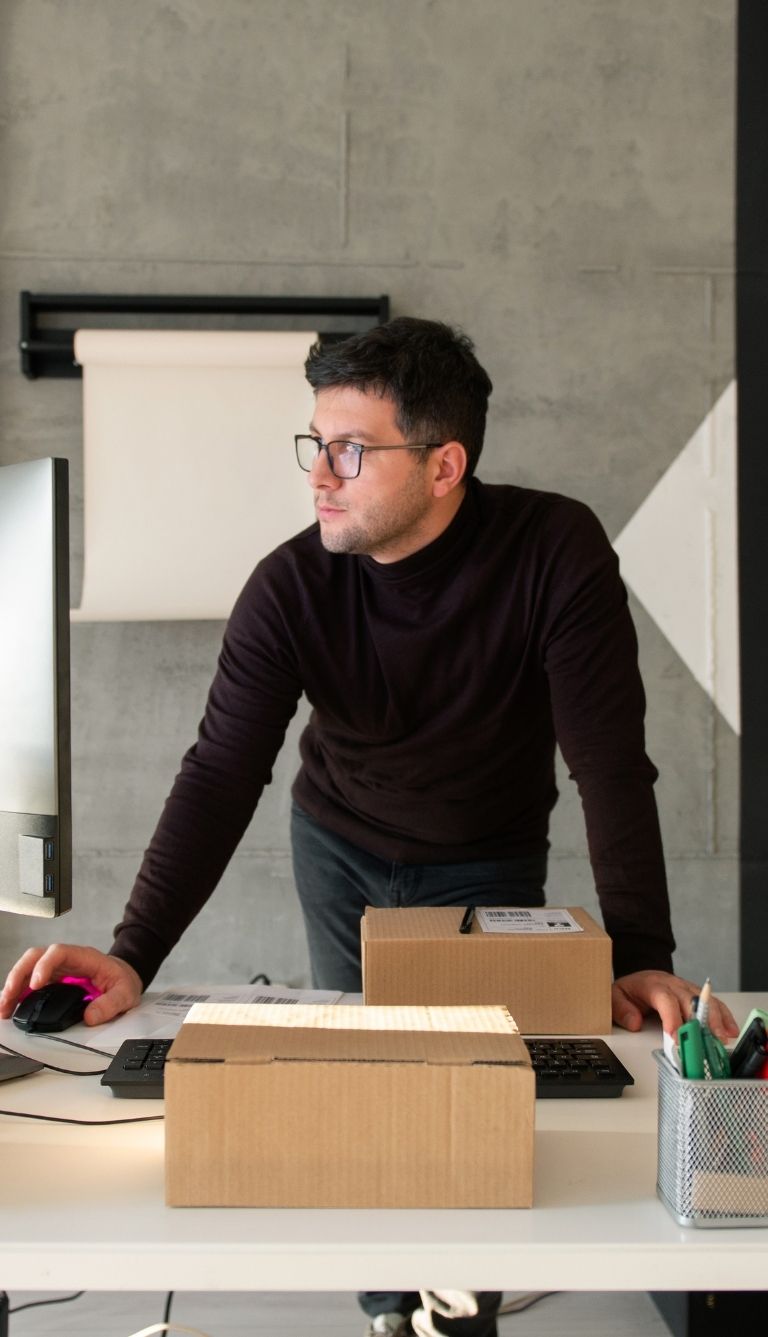 Pracownik biurowy z&nbsp;kartonami